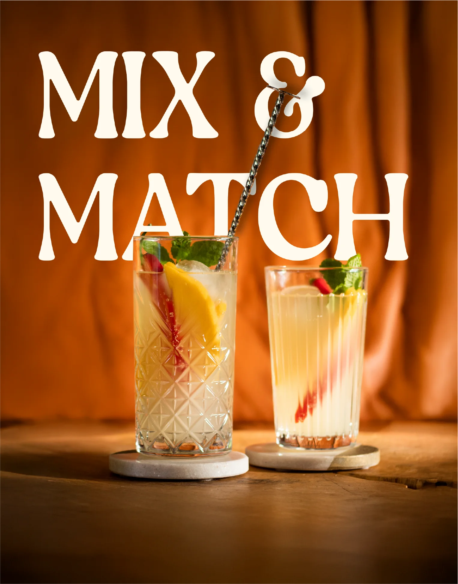 Twee cocktails met Mix & Match concept - één met citrus en één met rode vruchten, tegen warme achtergrond met gordijnen