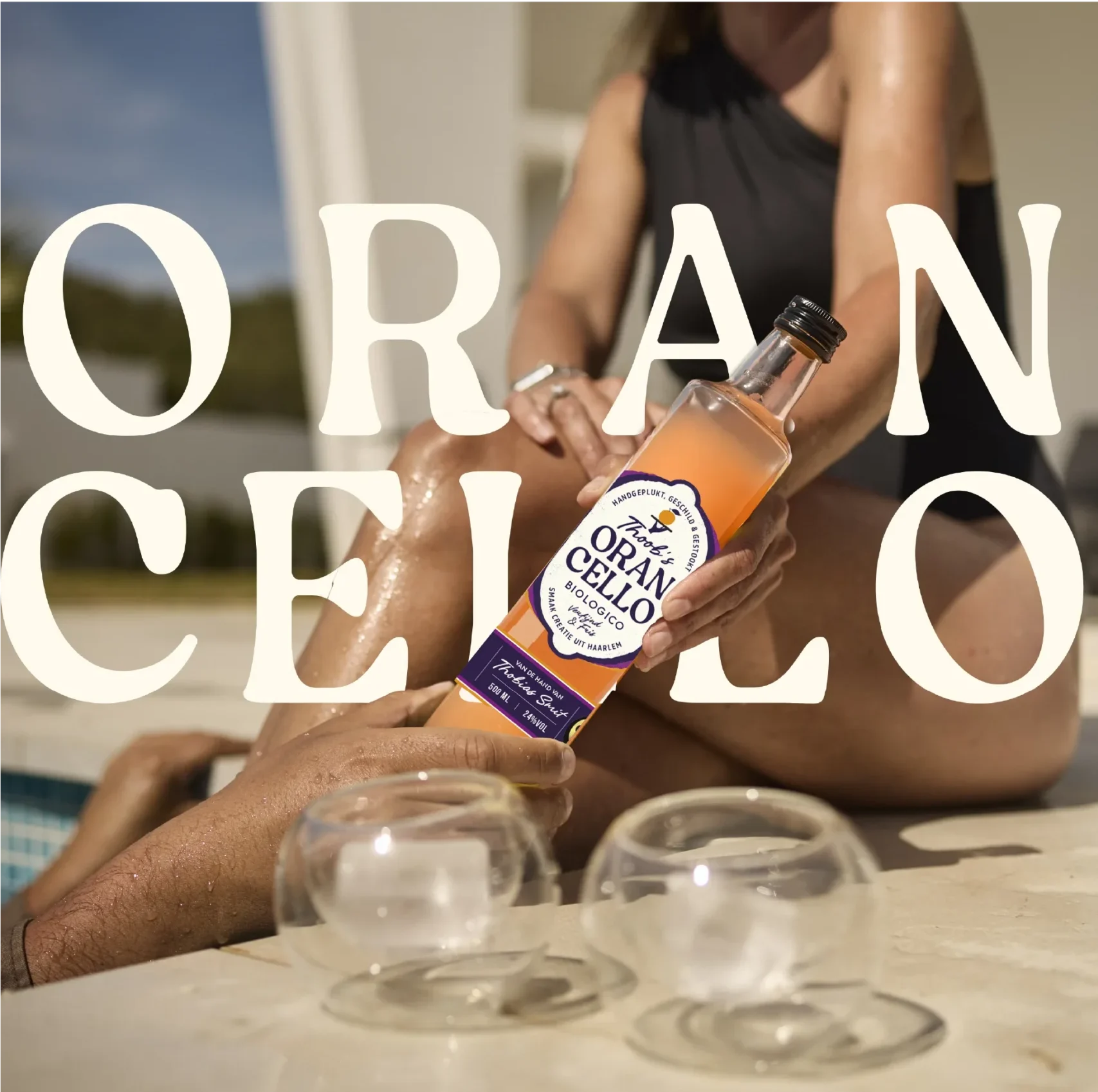Orancello-fles wordt ingeschonken in glazen tijdens tastingmoment met vrienden